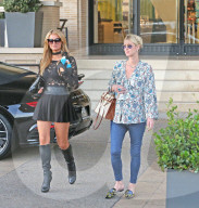 PEOPLE - Paris Hilton geht mit ihrer schwangeren Schwester Nicky einkaufen in Beverly Hills