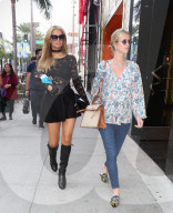 PEOPLE - Paris Hilton geht mit ihrer schwangeren Schwester Nicky einkaufen in Beverly Hills