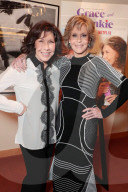 PEOPLE - Lily Tomlin und Jane Fonda stehen zu "Grace and Frankie" red und antwort