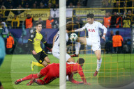 PEOPLE - Fussball: Roman Bürki nach Zusammenprall mit Tottenhams Fernando Llorente offenbar nicht schwerer verletzt