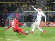 PEOPLE - Fussball: Roman Bürki nach Zusammenprall mit Tottenhams Fernando Llorente offenbar nicht schwerer verletzt