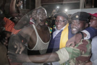 NEWS - Simbabwe feiert Mugabes RÃ¼cktritt