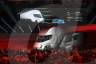 NEWS - Elon Musk zeigt die neusten Tesla Modelle