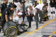 PEOPLE - Formel 1 Abu Dhabi: Lewis Hamilton legt auch mal selber Hand an im Boxenstopp