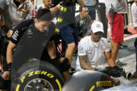 PEOPLE - Formel 1 Abu Dhabi: Lewis Hamilton legt auch mal selber Hand an im Boxenstopp