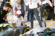 PEOPLE - Formel 1 Abu Dhabi: Lewis Hamilton legt auch mal selber Hand an im Boxenstopp