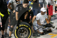 PEOPLE - Formel 1 Abu Dhabi: Lewis Hamilton legt auch mal selber Hand an im Boxenstopp