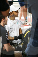 PEOPLE - Formel 1 Abu Dhabi: Lewis Hamilton legt auch mal selber Hand an im Boxenstopp