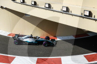PEOPLE - Formel 1 Abu Dhabi: Lewis Hamilton legt auch mal selber Hand an im Boxenstopp