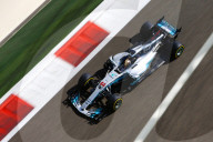 PEOPLE - Formel 1 Abu Dhabi: Lewis Hamilton legt auch mal selber Hand an im Boxenstopp