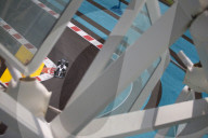 PEOPLE - Formel 1 Abu Dhabi: Lewis Hamilton legt auch mal selber Hand an im Boxenstopp