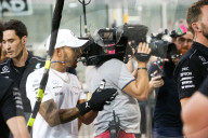 PEOPLE - Formel 1 Abu Dhabi: Lewis Hamilton legt auch mal selber Hand an im Boxenstopp