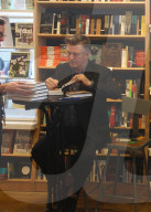 EXKLUSIV - Alec Baldwin gibt Signierstunde in der Bücherei