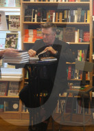 EXKLUSIV - Alec Baldwin gibt Signierstunde in der Bücherei