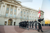 NEWS - Buckingham Palast wird erstmals von Matrosen bewacht