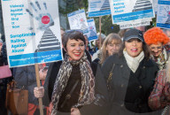 PEOPLE - Joan Collins demonstriert mit Tochter Tara in Bristol