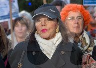 PEOPLE - Joan Collins demonstriert mit Tochter Tara in Bristol
