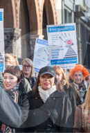 PEOPLE - Joan Collins demonstriert mit Tochter Tara in Bristol