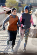 PEOPLE - Jennifer Lopez und Vanessa Hudgens joggen auf dem Filmset
