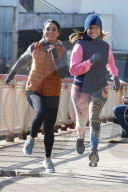 PEOPLE - Jennifer Lopez und Vanessa Hudgens joggen auf dem Filmset