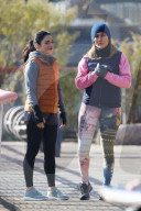 PEOPLE - Jennifer Lopez und Vanessa Hudgens joggen auf dem Filmset