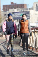 PEOPLE - Jennifer Lopez und Vanessa Hudgens joggen auf dem Filmset