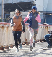 PEOPLE - Jennifer Lopez und Vanessa Hudgens joggen auf dem Filmset