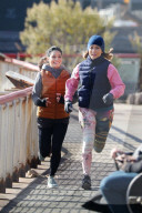 PEOPLE - Jennifer Lopez und Vanessa Hudgens joggen auf dem Filmset