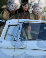 PEOPLE - Emma Stone und Julia Garner auf dem Set von "Maniac"