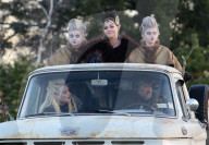 PEOPLE - Emma Stone und Julia Garner auf dem Set von "Maniac"