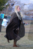 PEOPLE - Emma Stone und Julia Garner auf dem Set von "Maniac"