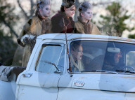 PEOPLE - Emma Stone und Julia Garner auf dem Set von "Maniac"