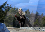 PEOPLE - Emma Stone und Julia Garner auf dem Set von "Maniac"
