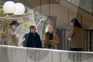 PEOPLE - Emma Stone und Julia Garner auf dem Set von "Maniac"