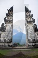 NEWS - Bali: Vulkan Mount Agung spukt weiterhin Asche