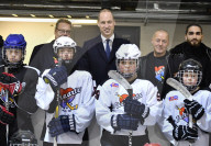 PEOPLE - Prinz William spiel Eishockey ohne Schlittschuhe in Helsinki
