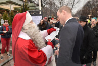 PEOPLE - Prinz George hat seinem Vater den Wunschzettel für Santa Claus mit nach Finnland gegeben