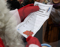PEOPLE - Prinz George hat seinem Vater den Wunschzettel für Santa Claus mit nach Finnland gegeben
