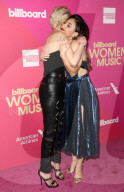 PEOPLE - Selena Gomez ehrt ihre Nierenspenderin Francia Raisa an den Billboard's Women in Music Awards