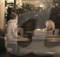 PEOPLE - Justin Bieber mit Selena Gomez im Montage Hotel in Beverly Hills