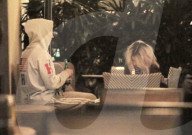 PEOPLE - Justin Bieber mit Selena Gomez im Montage Hotel in Beverly Hills