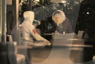 PEOPLE - Justin Bieber mit Selena Gomez im Montage Hotel in Beverly Hills