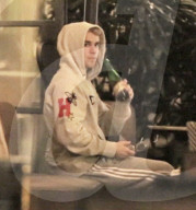 PEOPLE - Justin Bieber mit Selena Gomez im Montage Hotel in Beverly Hills