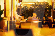 PEOPLE - Justin Bieber mit Selena Gomez im Montage Hotel in Beverly Hills