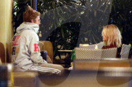 PEOPLE - Justin Bieber mit Selena Gomez im Montage Hotel in Beverly Hills