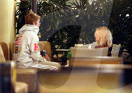 PEOPLE - Justin Bieber mit Selena Gomez im Montage Hotel in Beverly Hills