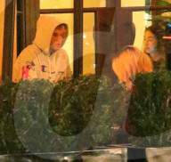 PEOPLE - Justin Bieber mit Selena Gomez im Montage Hotel in Beverly Hills