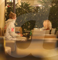 PEOPLE - Justin Bieber mit Selena Gomez im Montage Hotel in Beverly Hills