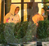PEOPLE - Justin Bieber mit Selena Gomez im Montage Hotel in Beverly Hills