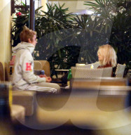 PEOPLE - Justin Bieber mit Selena Gomez im Montage Hotel in Beverly Hills